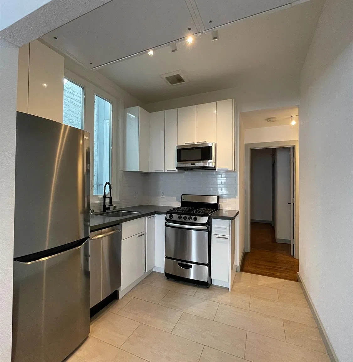 1 bed, 1.0 bath, 650 sqft, $3,250 — Photo 2