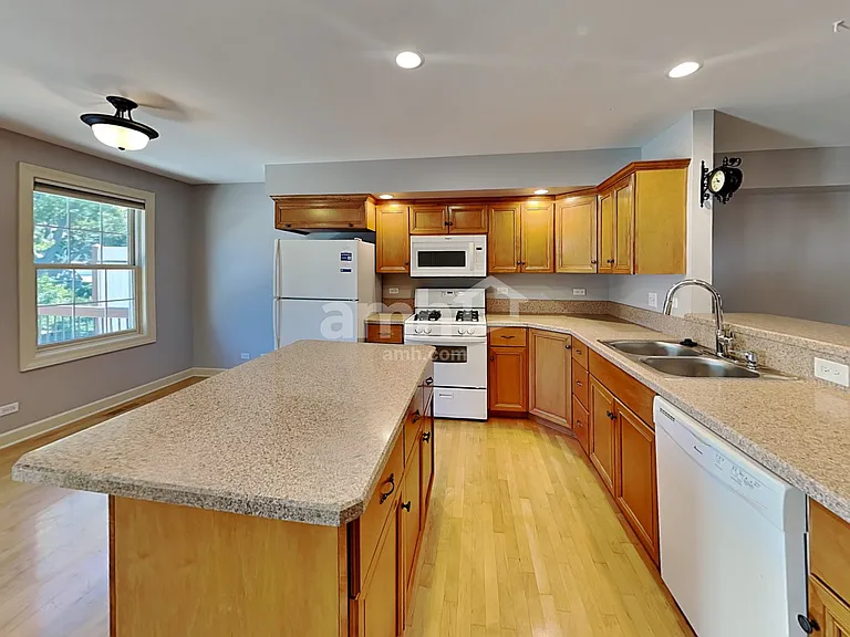 576 N River St — Photo 3