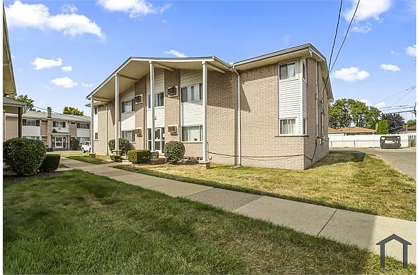 Photo 2 of 8 - 550 Harrison Blvd #4 - Lincoln Park, MI Building Photo - 550 Harrison Blvd #4