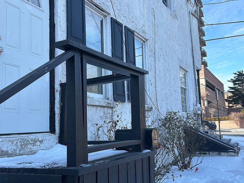 1st image of 1546 N Van Buren St