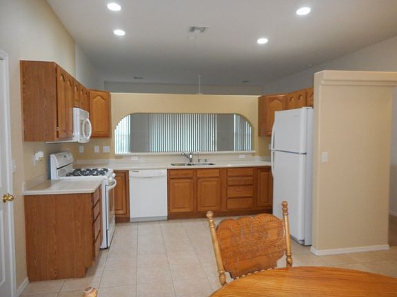 3rd image of 2824 La Paloma Dr
