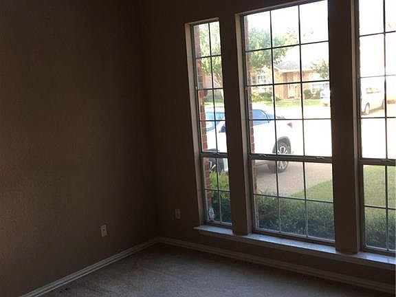 3rd image of 611 Everglade Dr