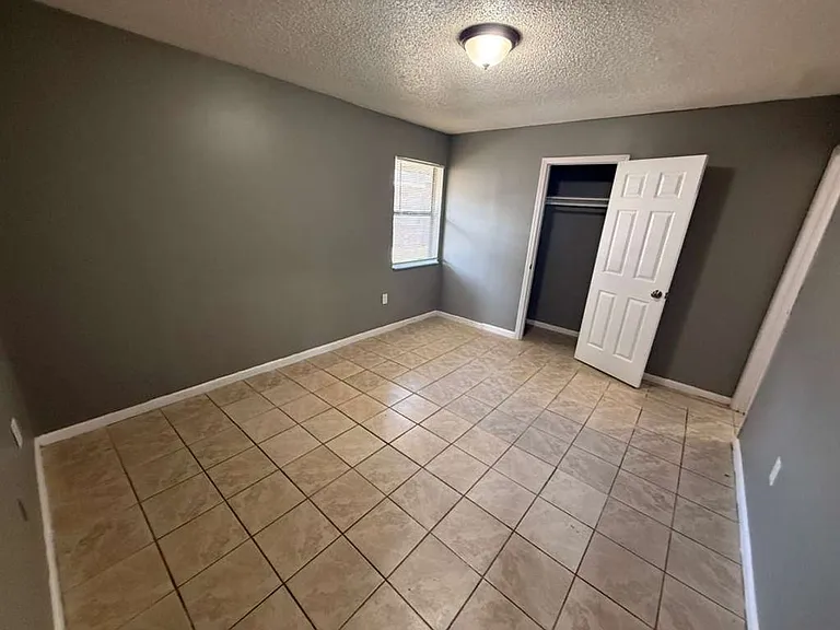 2570-2572 Chestnut Woods Dr — Photo 3