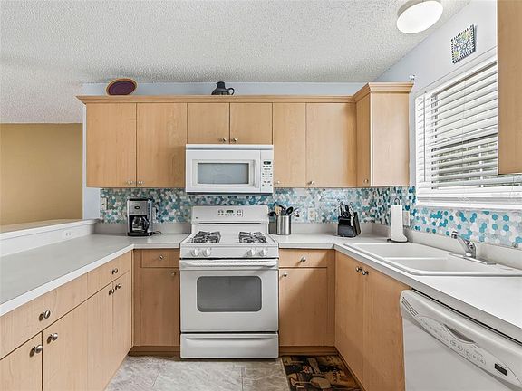 3rd image of 897 LIVINGSTON LOOP
