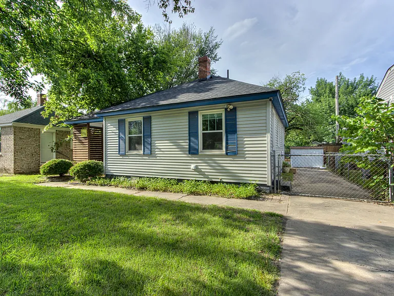 604 Iowa St — Photo 3