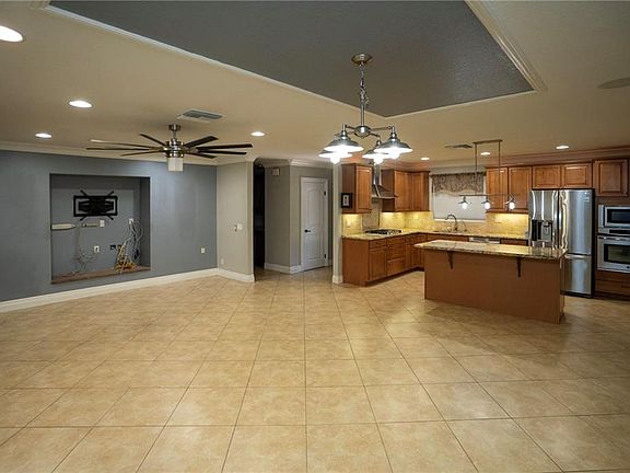 2nd image of 828 W Cypress Ave #828