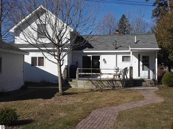 104 E 2nd St, Northport, MI 49670