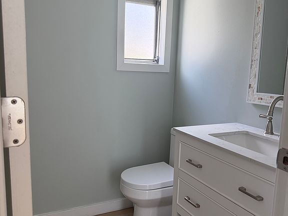 Fullbath- Hallway
