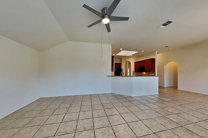 4 bed, 2.0 bath, 2436 sqft, $2,500 — Photo 3