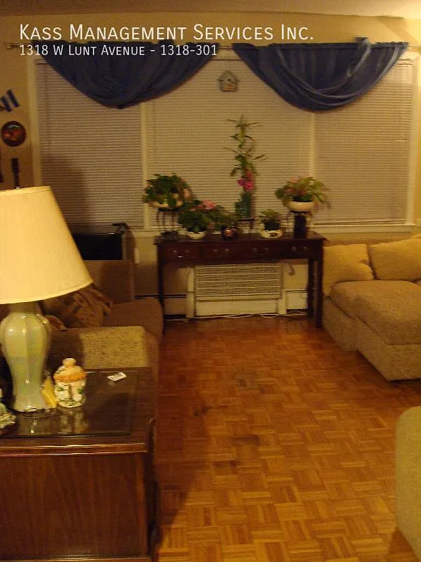 Large 2 bed, 2 bath, water heat and gas Incl! Near Loyola + Lake Front Trails — Photo 2