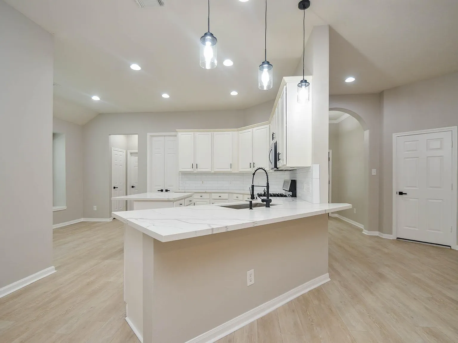 3 bed, 2.0 bath, 2203 sqft, $3,000 — Photo 4