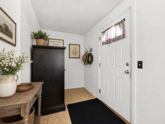5th image of 820 Brown St
