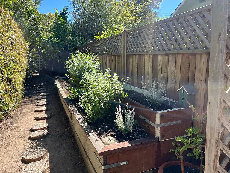 820 W Mission St — Photo 3