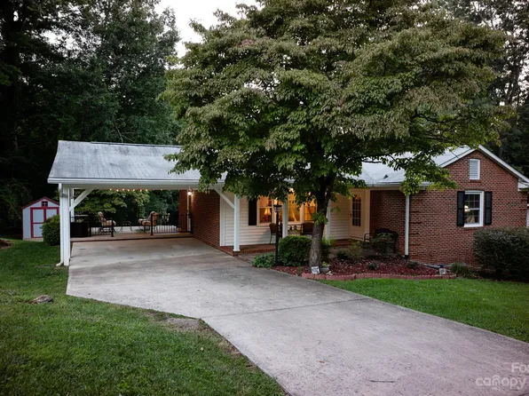 314 Foxcroft Dr, Asheville, NC 28806