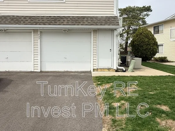 722 Whitesail Dr #1, Schaumburg, IL 60194