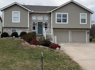 521 Hillbrook Dr, Lansing, KS 66043