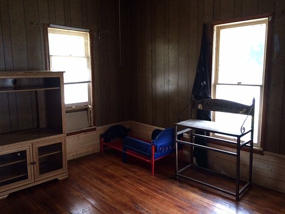 3rd image of 403 N Tucker Ave