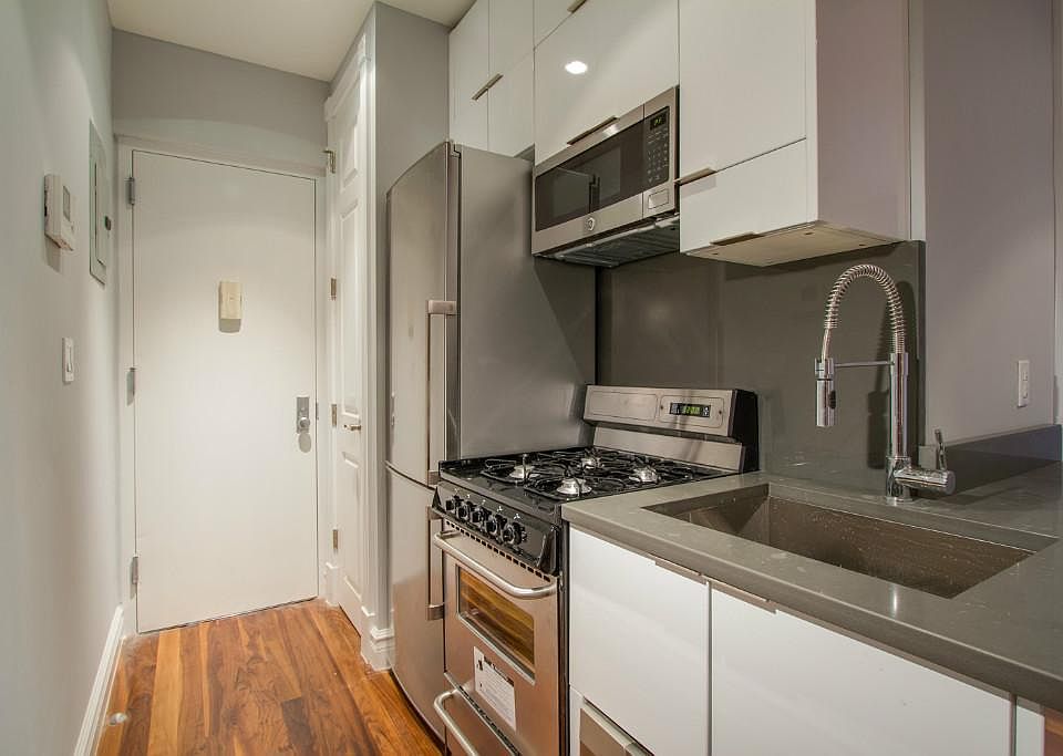 2nd image of 124 Ridge St APT 1F