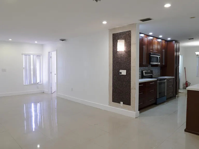 5380 SW 10th St — Photo 3