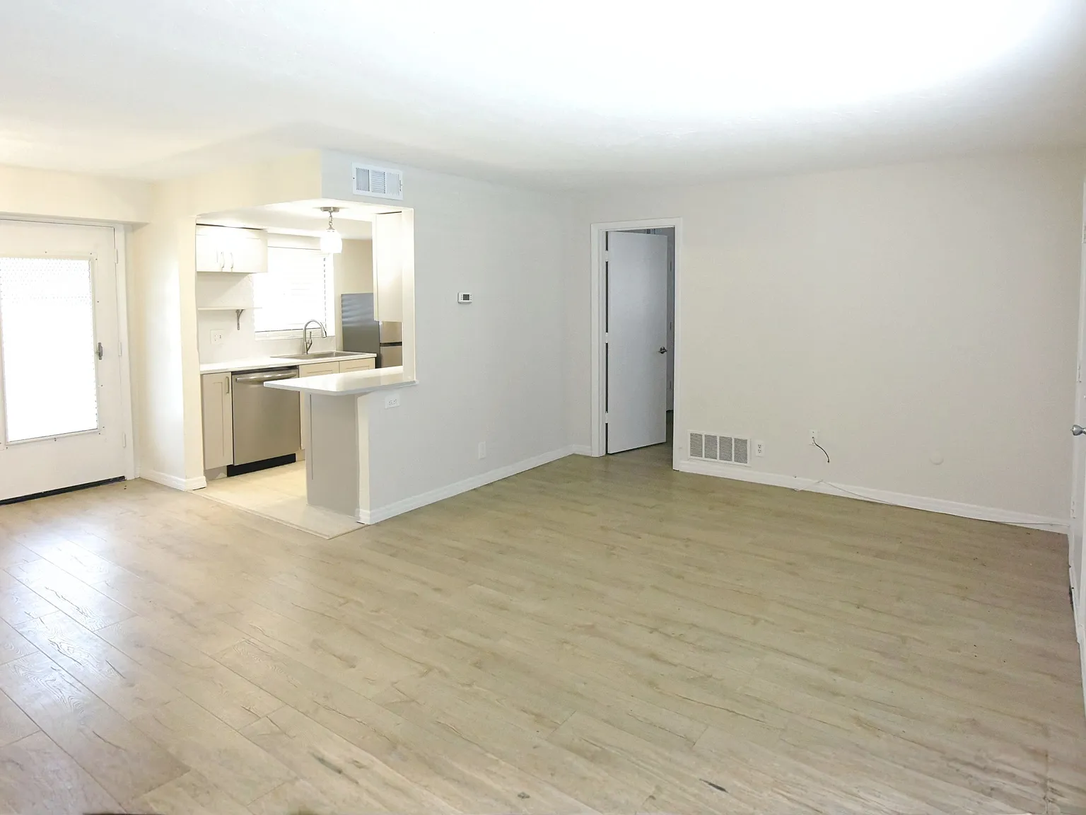 2 bed, 964 sqft, $1,650 — Photo 3
