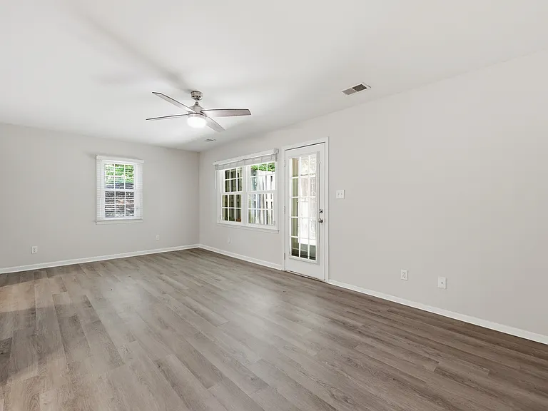 8001 Regent Park Ln — Photo 6