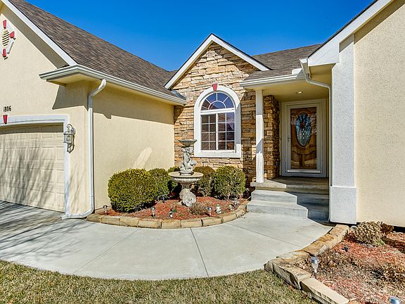 3rd image of 1806 S Hoyt Cir