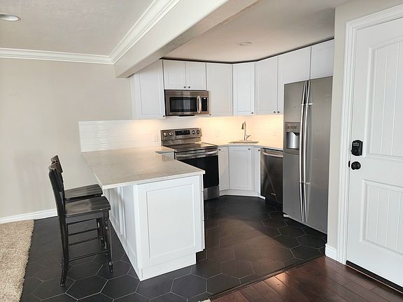 3rd image of 4833 W Littlefield Ln #Basement
