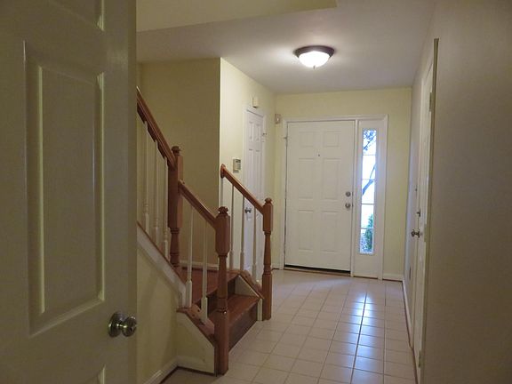 Well-lit foyer welcomes you with a soft designer accent paint and offers direct access to the garage and stairs, making it easy to carry groceries straight up to the kitchen. From here, you can also access the rec room
