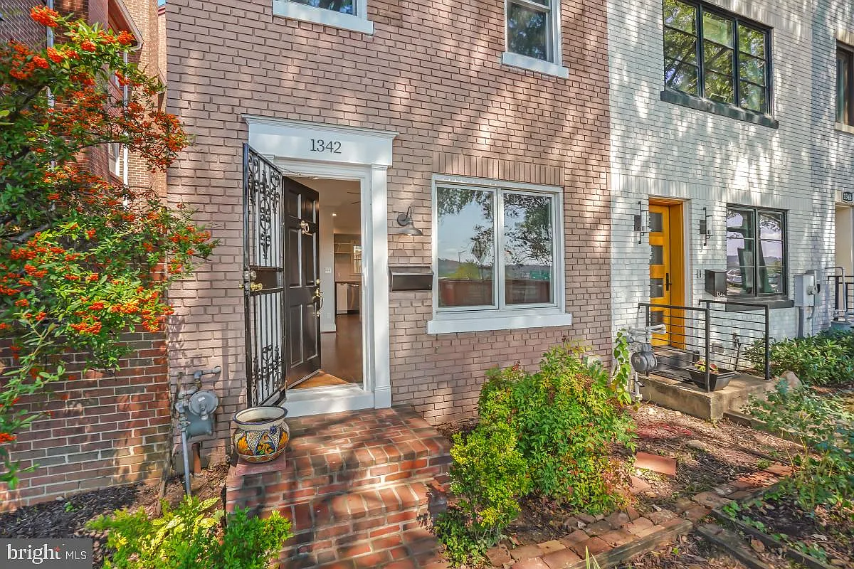 2 bed, 1.0 bath, 1000 sqft, $3,385 — Photo 3