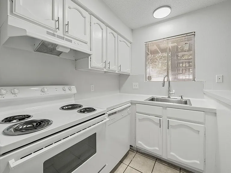 2410 Longview St — Photo 2