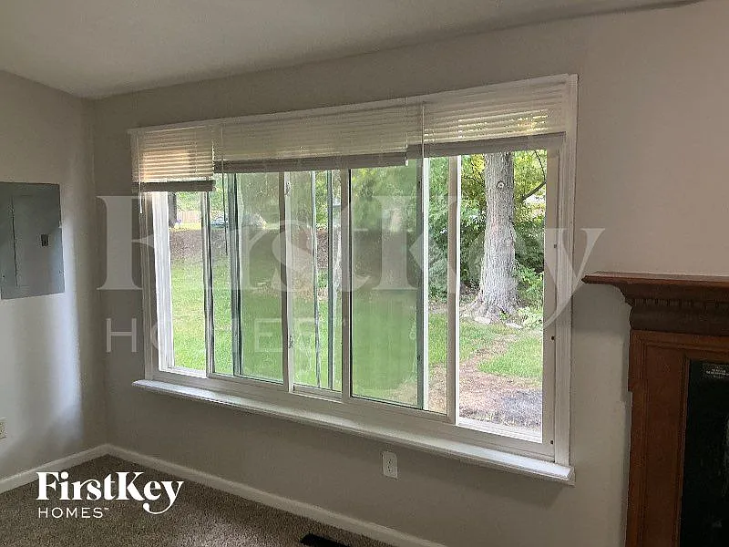 3 bed, 2.0 bath, 1410 sqft, $2,335 — Photo 2