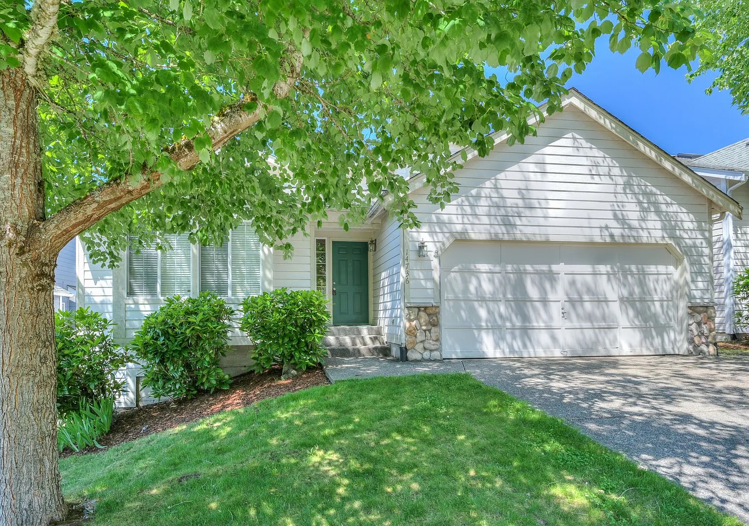 Lovely 4 bedroom in quiet Fairwood neighborhood! — Photo 1