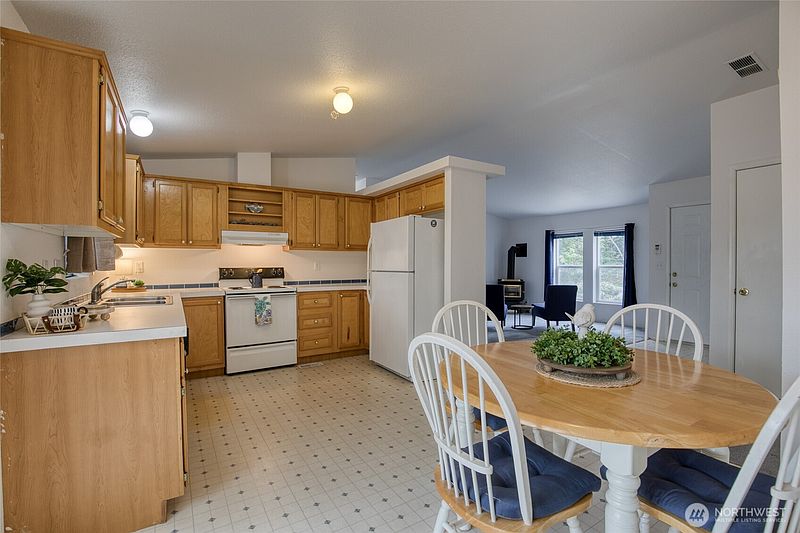 5th image of 636 Chenois Avenue NE