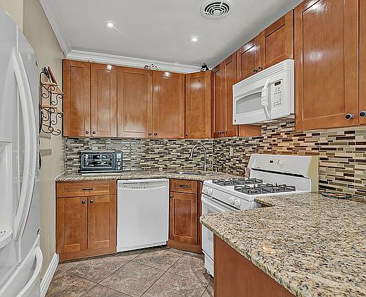 4th image of 2137 Clinton Ave