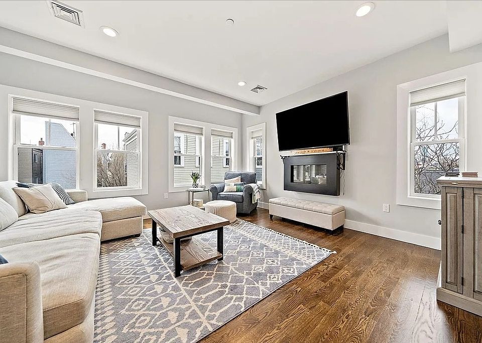 1st image of 230 Bowen St #2