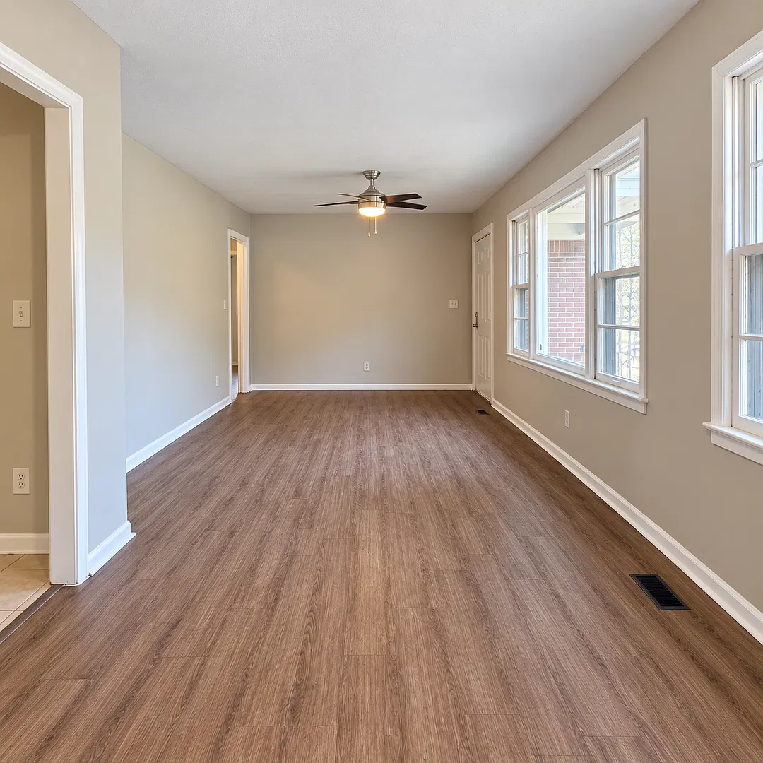 $499 Move In Special! 3 Bed/ 1.5 Bath Close To Uah! — Photo 3
