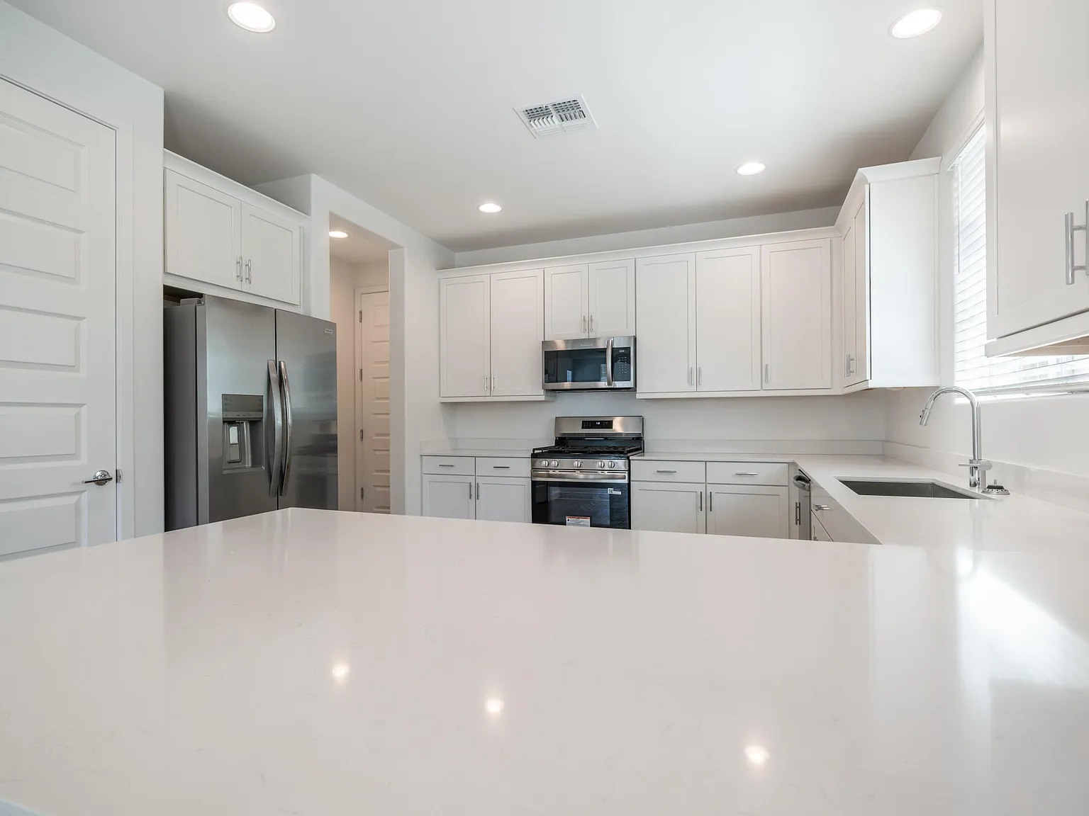 4 bed, 3.5 bath, 2070 sqft, $2,595 — Photo 4