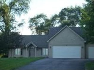 910 Hickory Nut Grove Ln, Cary, IL 60013