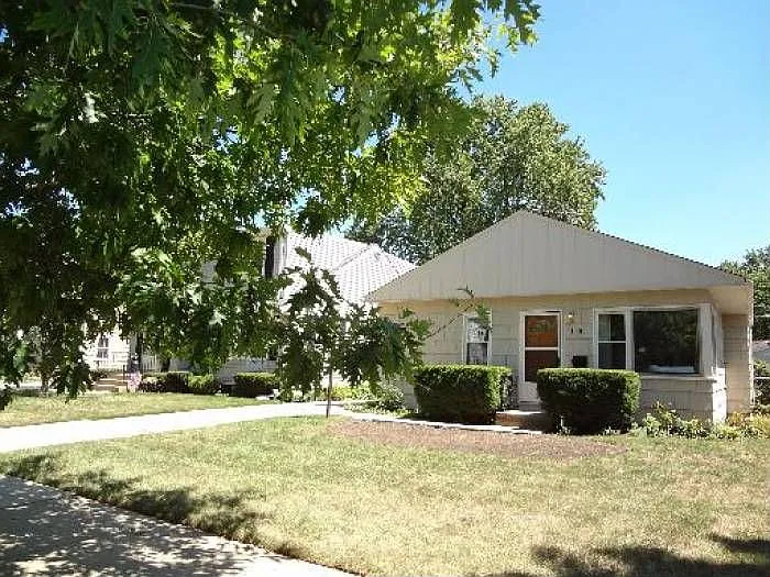 1129 Webster Ln photo 1