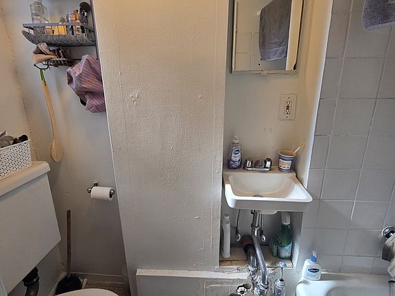 5th image of 84 E 7th St APT 3