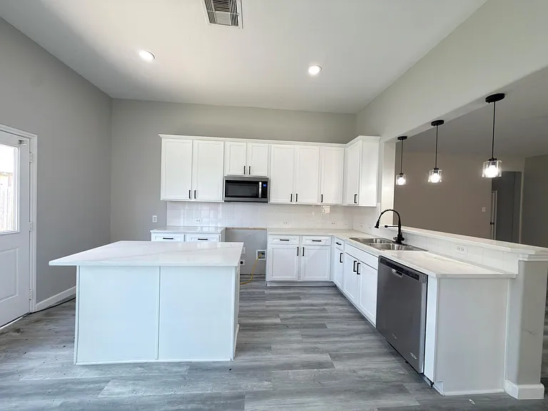 9413 Savannah Holly Dr — Photo 2