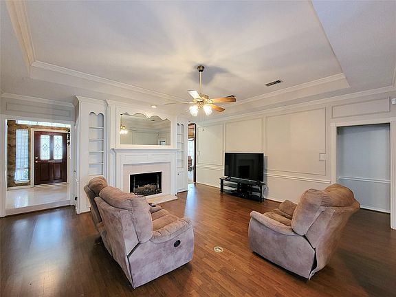 3rd image of 5810 Glenmere Ln