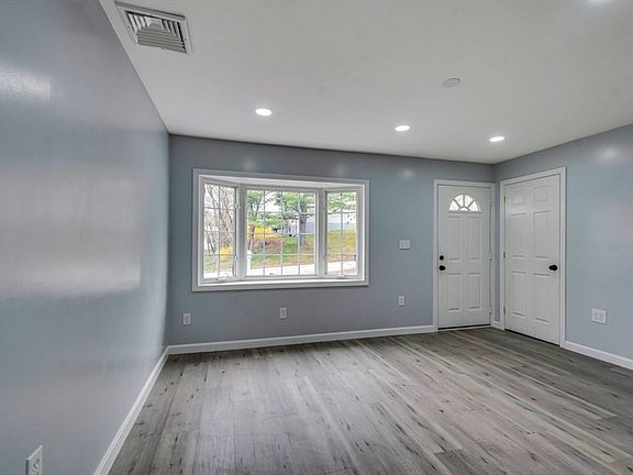 3rd image of 101 Laurie Ln