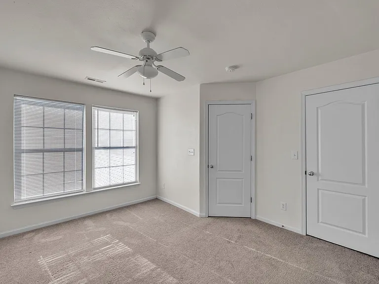 2322 Charing Cross Rd — Photo 23