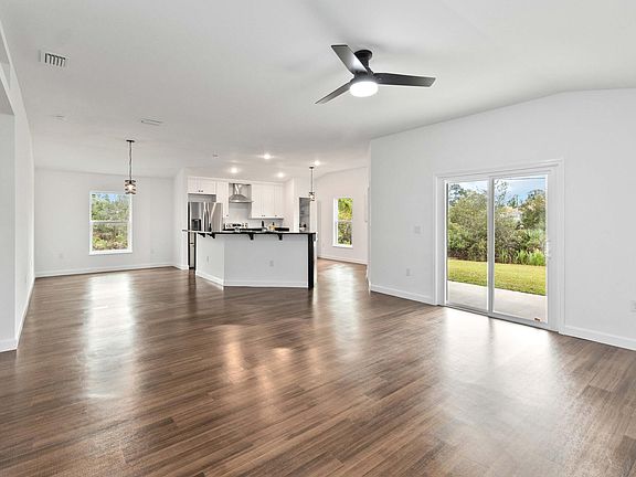 4th image of 1084 Towhlen St SE