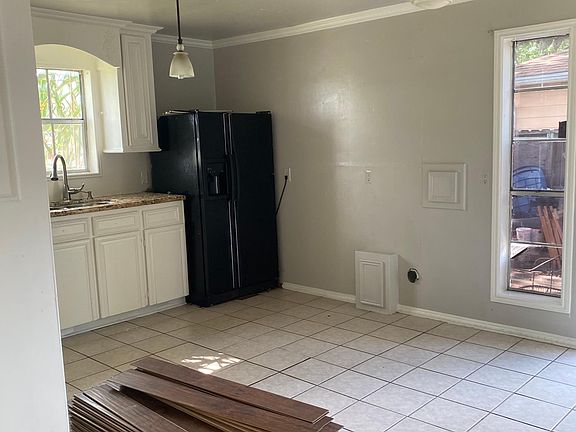 3rd image of 1303 Avenue G