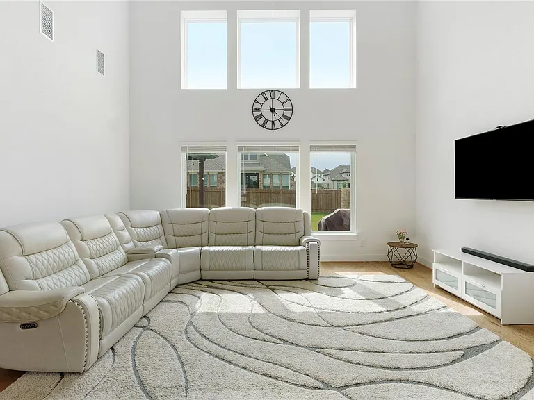 300 Hollister Dr — Photo 12
