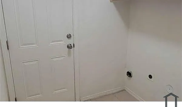 3 bed, 900 sqft, $1,300 — Photo 3