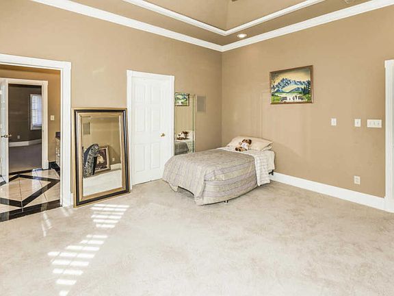 4th image of 500 E Grinnell Cir