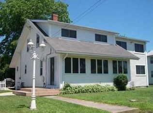 27 Angell Rd, Narragansett, RI 02882